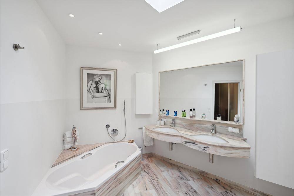 Das Tageslicht-Badezimmer mit Carrara Marmor