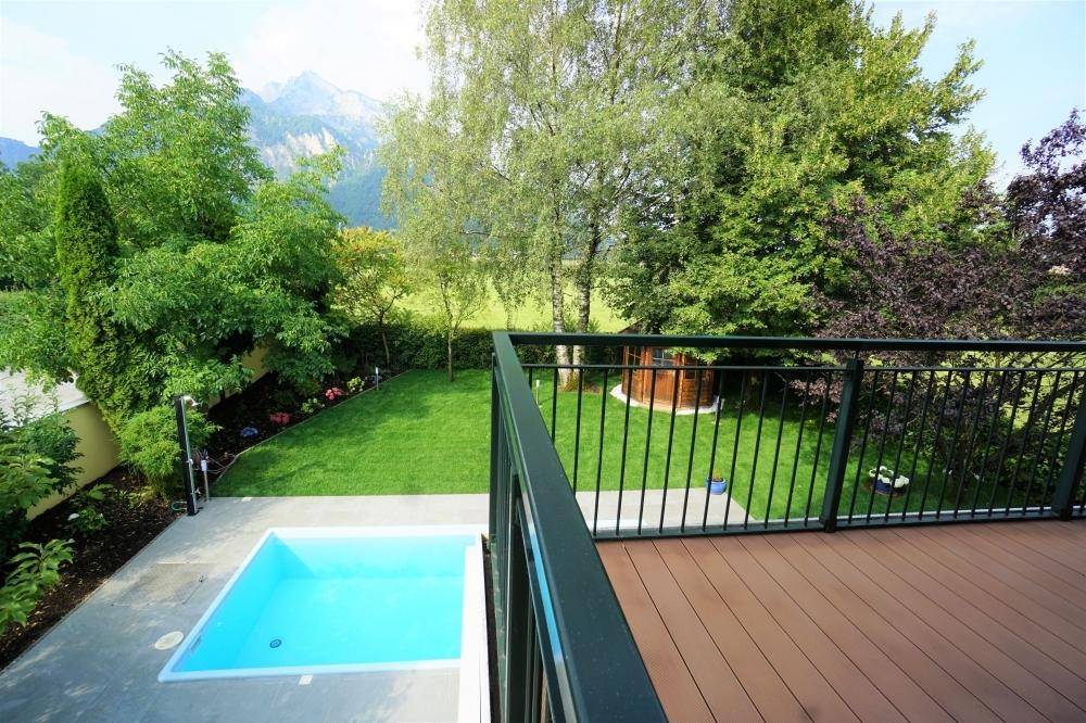 Terrasse mit Blick in den Garten und auf den Pool