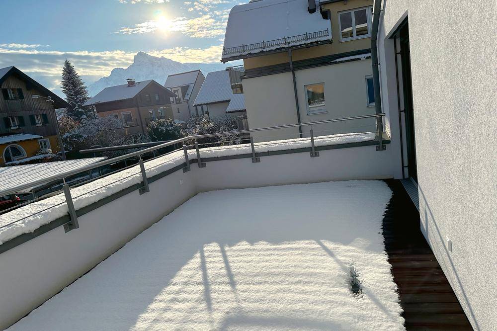 Die schneebedeckte Terrasse mit Bergblick