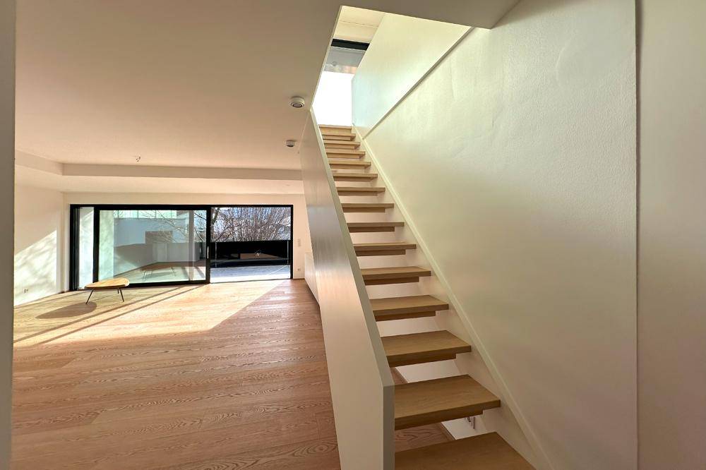 Die innenliegende Treppe der Maisonette-Wohnung