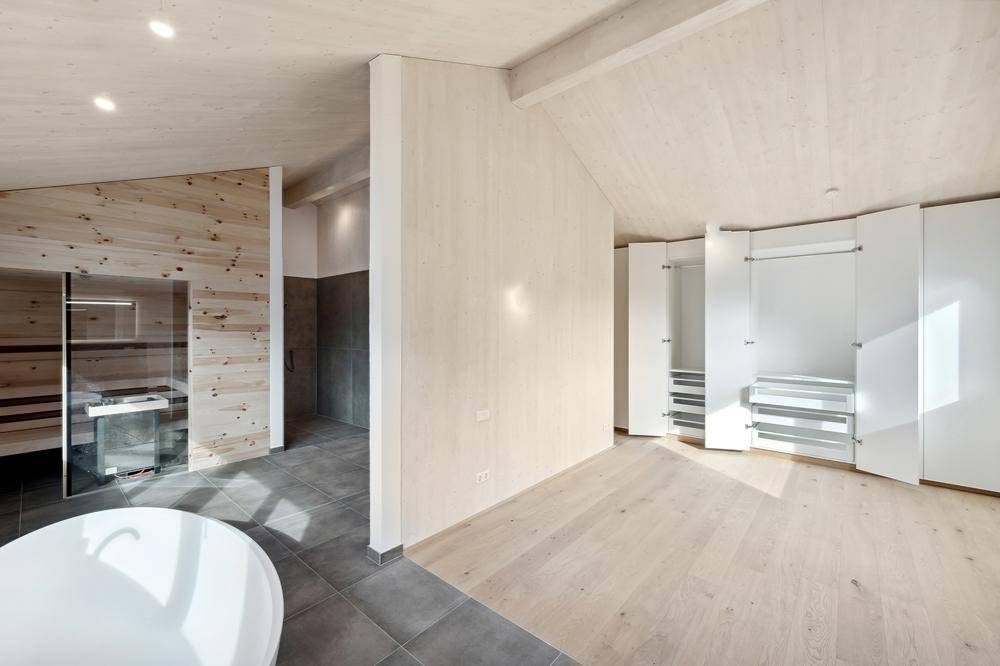 Der offene Masterbedroom mit eigener Sauna, Walk-In-Dusche ...