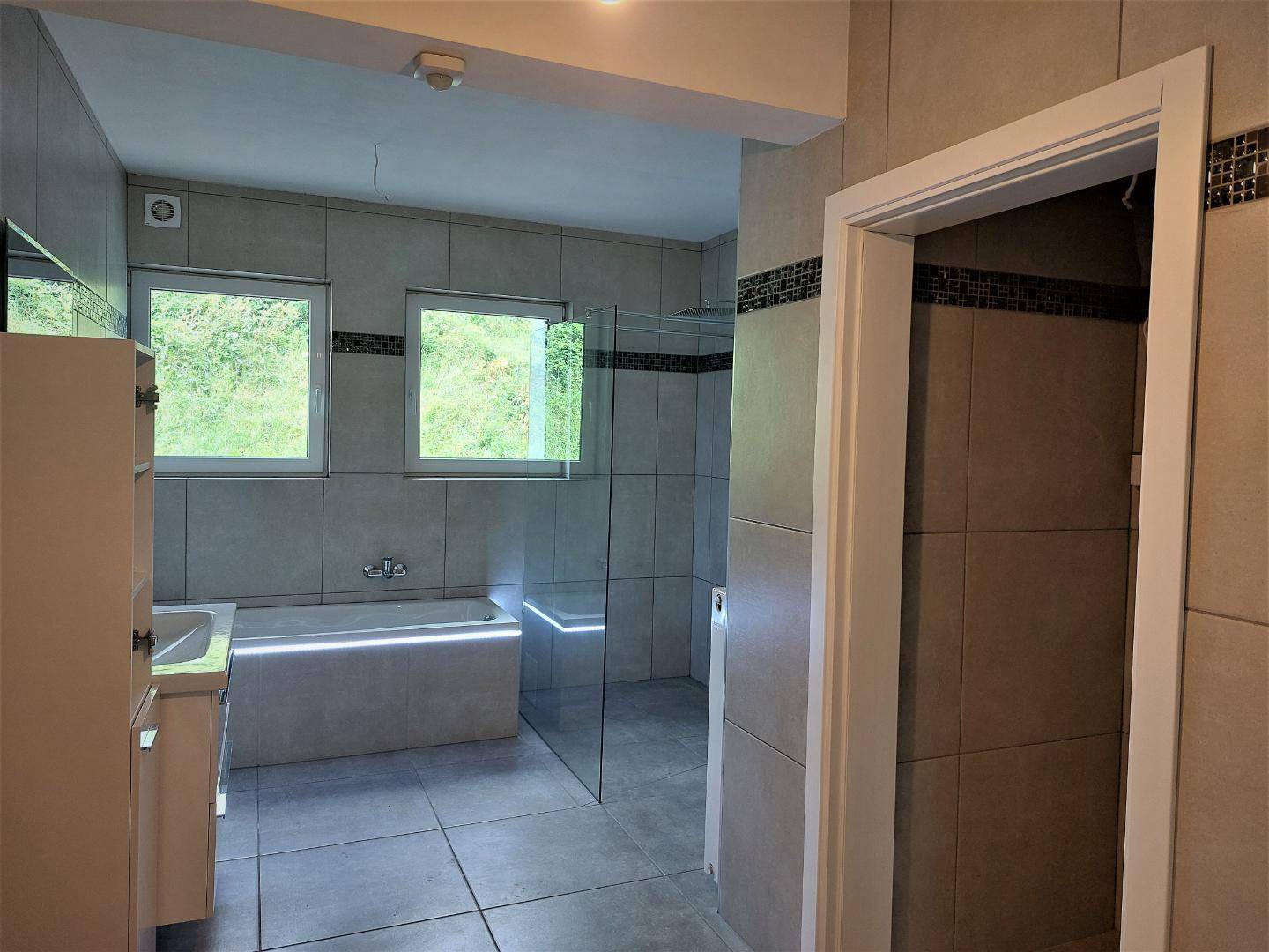 Badezimmer Top 2- mit Wanne- Dusche und Fenster (2