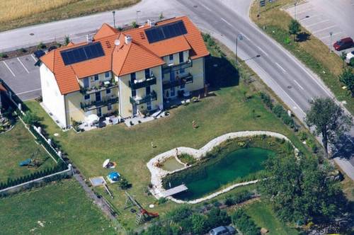 Hofamt Priel – geförderte 2 Zimmerwohnung mit gemütlichem Balkon und Schwimmteich
