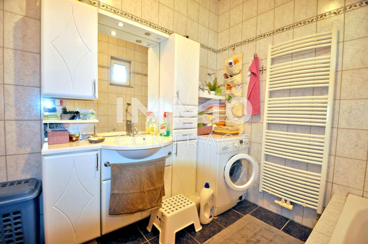 Badezimmer mit Waschmaschinenanschluss