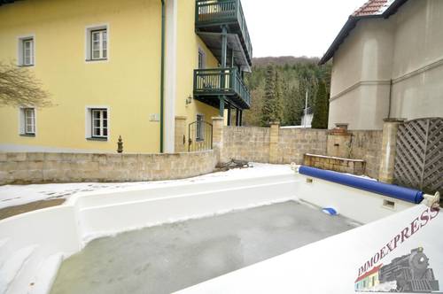 Sehr hochwertig ausgestattete Wohnung mit Balkon und Pool (!) vor den Toren Wiens
