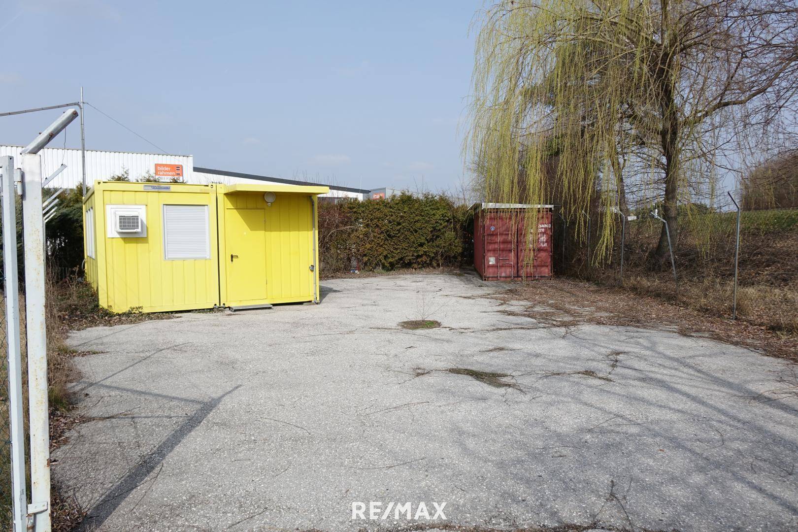 Büro und Lagercontainer (eingezäunt)