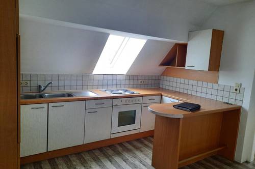 Bad Erlach: Tolle Dachgeschoßwohnung, perfekt für Singles- oder Pärchen