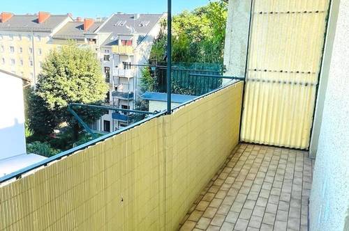 Gepflegte 2-Zimmerwohnung mit Balkon, eigener Garage + Parkmöglichkeit - Nähe AVL! 