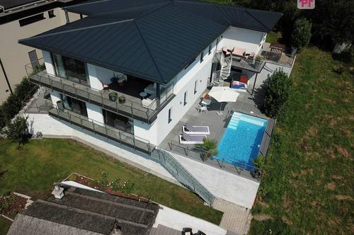 Mondsee: exklusives Einfamilienhaus mit Einliegerwohnung, Pool und Seeblick