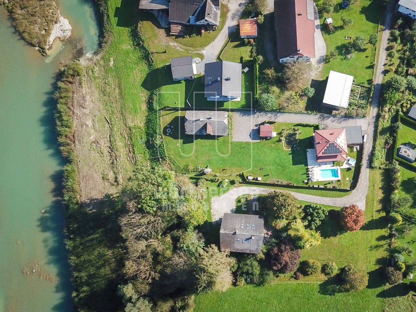 Luftbild mit Wohnhaus und Gesamtgrundstück