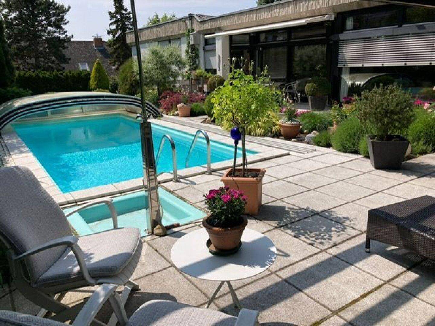 Sommer mit Pool und herrlichem Garten genießen2