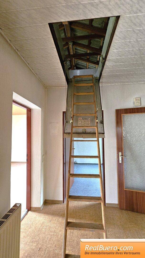 Diele mit ausziehbarem Treppenaufgang zum Dachboden