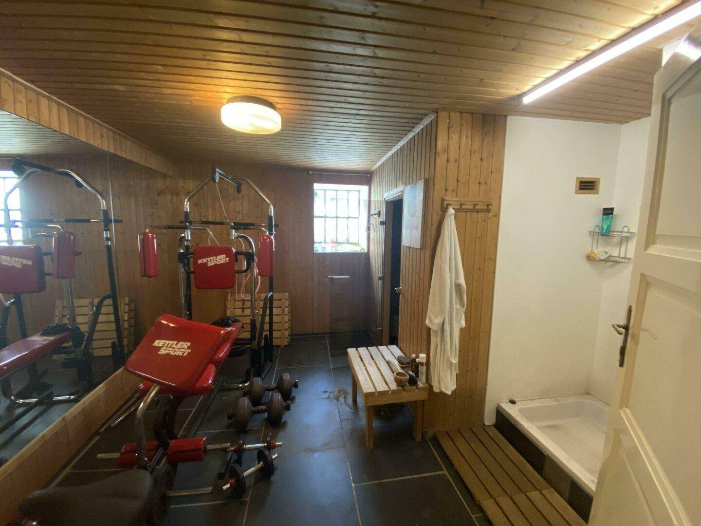 Sauna und Fitness im Kellergeschoss