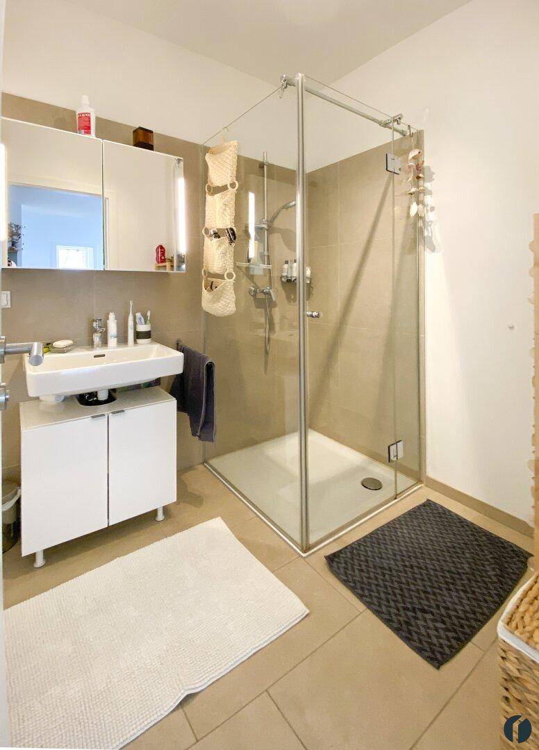 Badezimmer mit Walk-in Dusche
