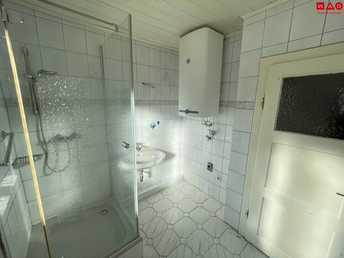 Badezimmer mit Dusche und Tageslichtfenster