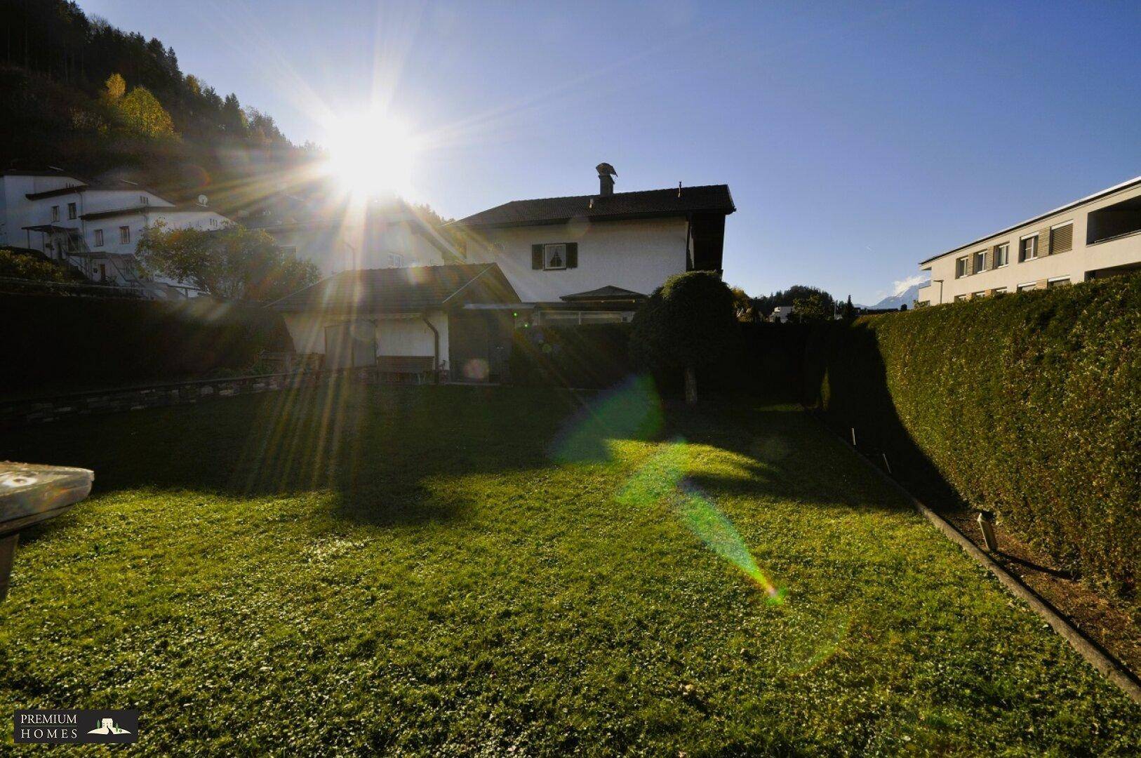 Gepflegtes Mehrfamilienhaus in Wattens - Lichteinfall auf die Grünfläche