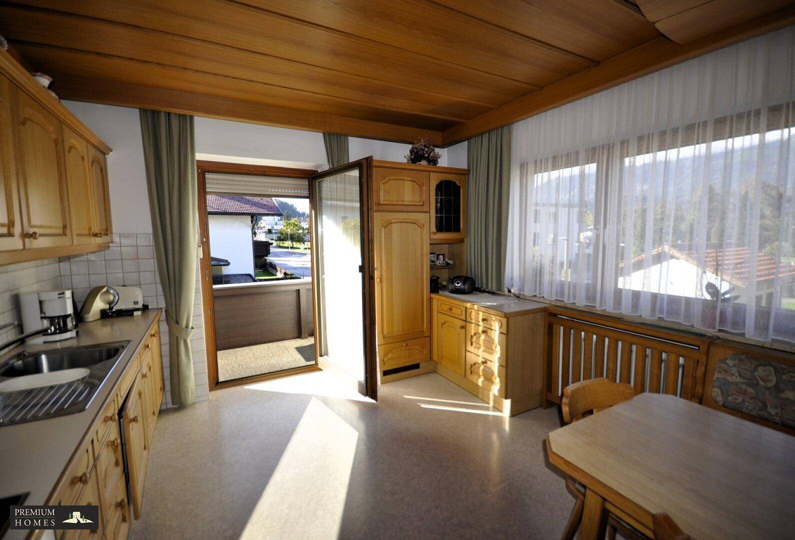 Gepflegtes Mehrfamilienhaus in Wattens - Küchenansicht mit Zugang Balkon