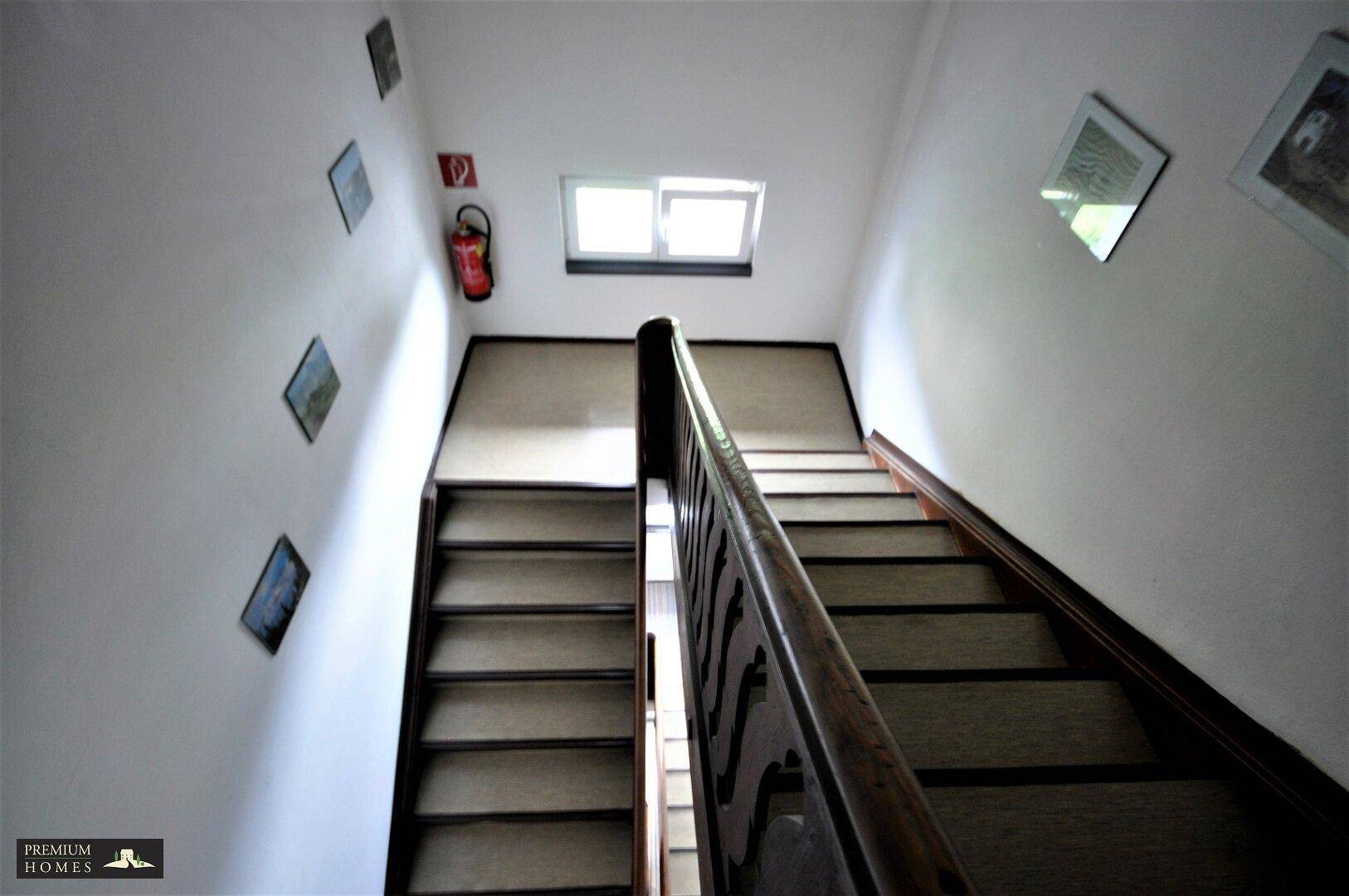 Wörgl Eigentumswohnung - erweiterbare Räumen im Dachboden - Treppenaufgang