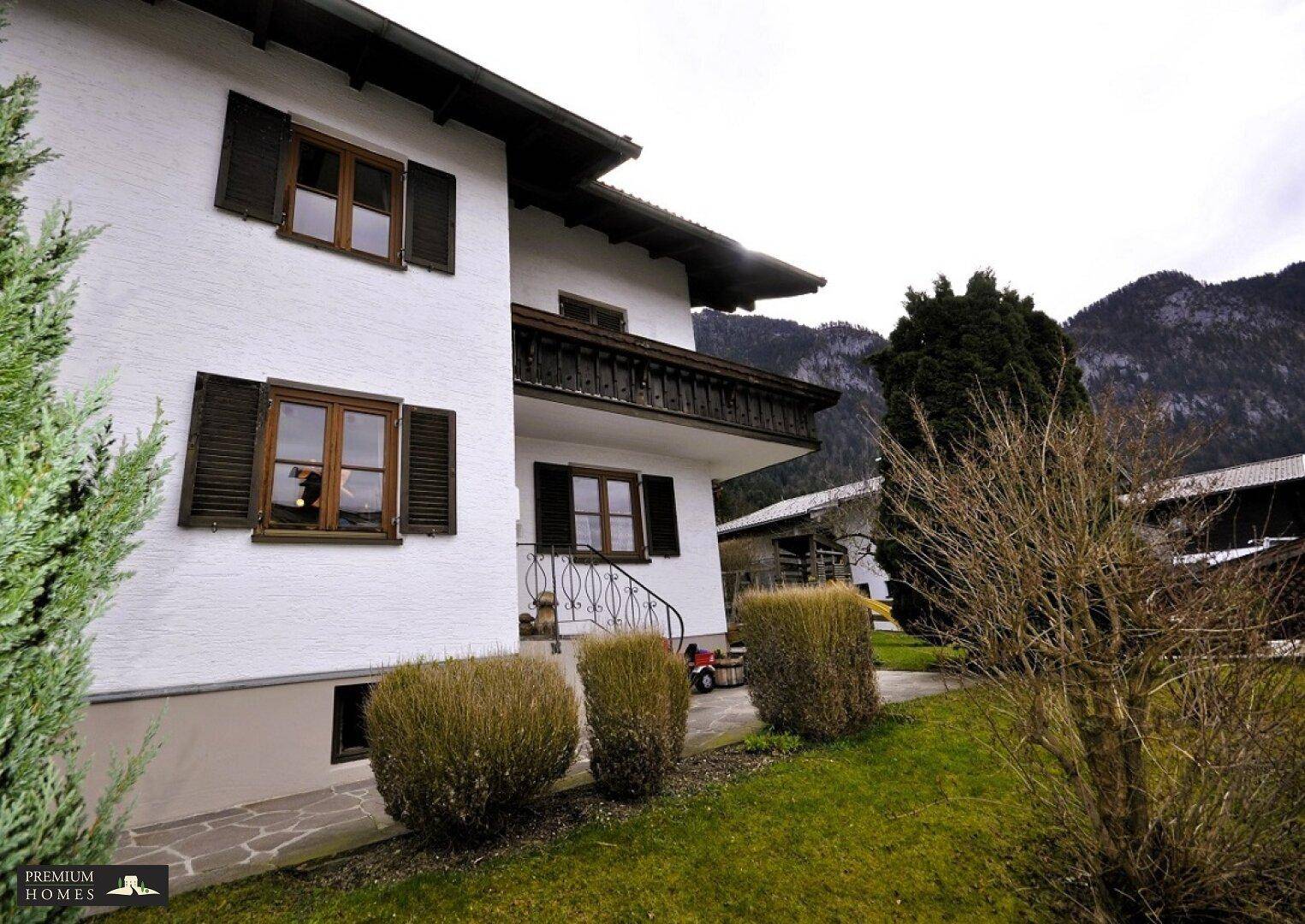 EBBS - Feldberg - Einfamilienwohnhaus - seitliche Hausansicht und Zugang zur Haustüre