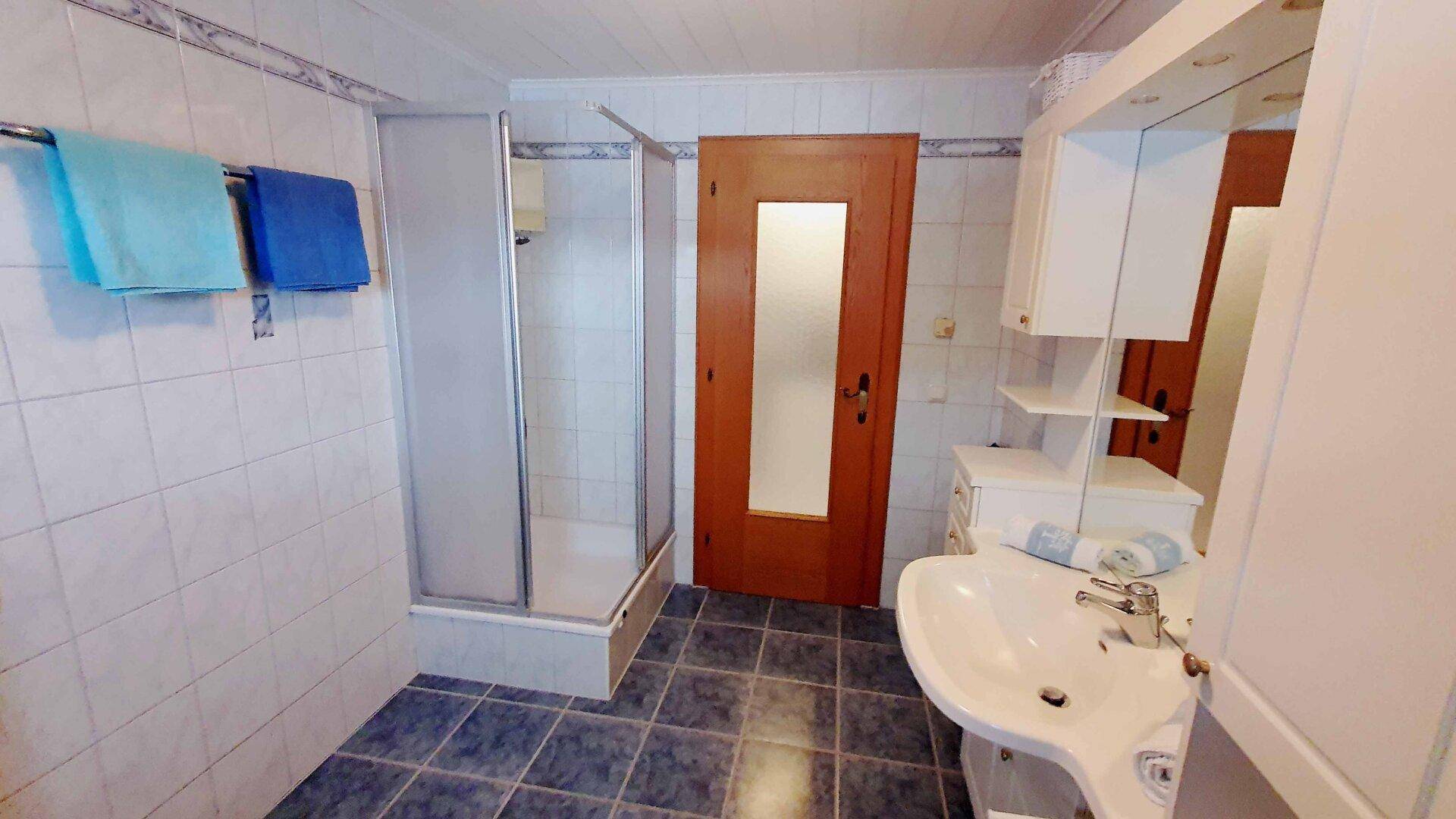 Bad mit Dusche/WC Wohnung 1, Mehrfamilienhaus in Walchsee