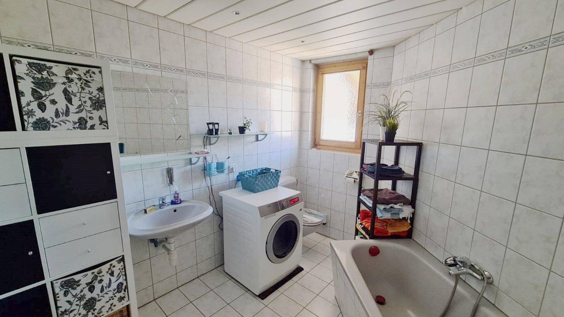 Bad mit Dusche/WC und Wanne (Ebene 2), Gepflegte Maisonette-Wohnung auf 3 Ebenen
