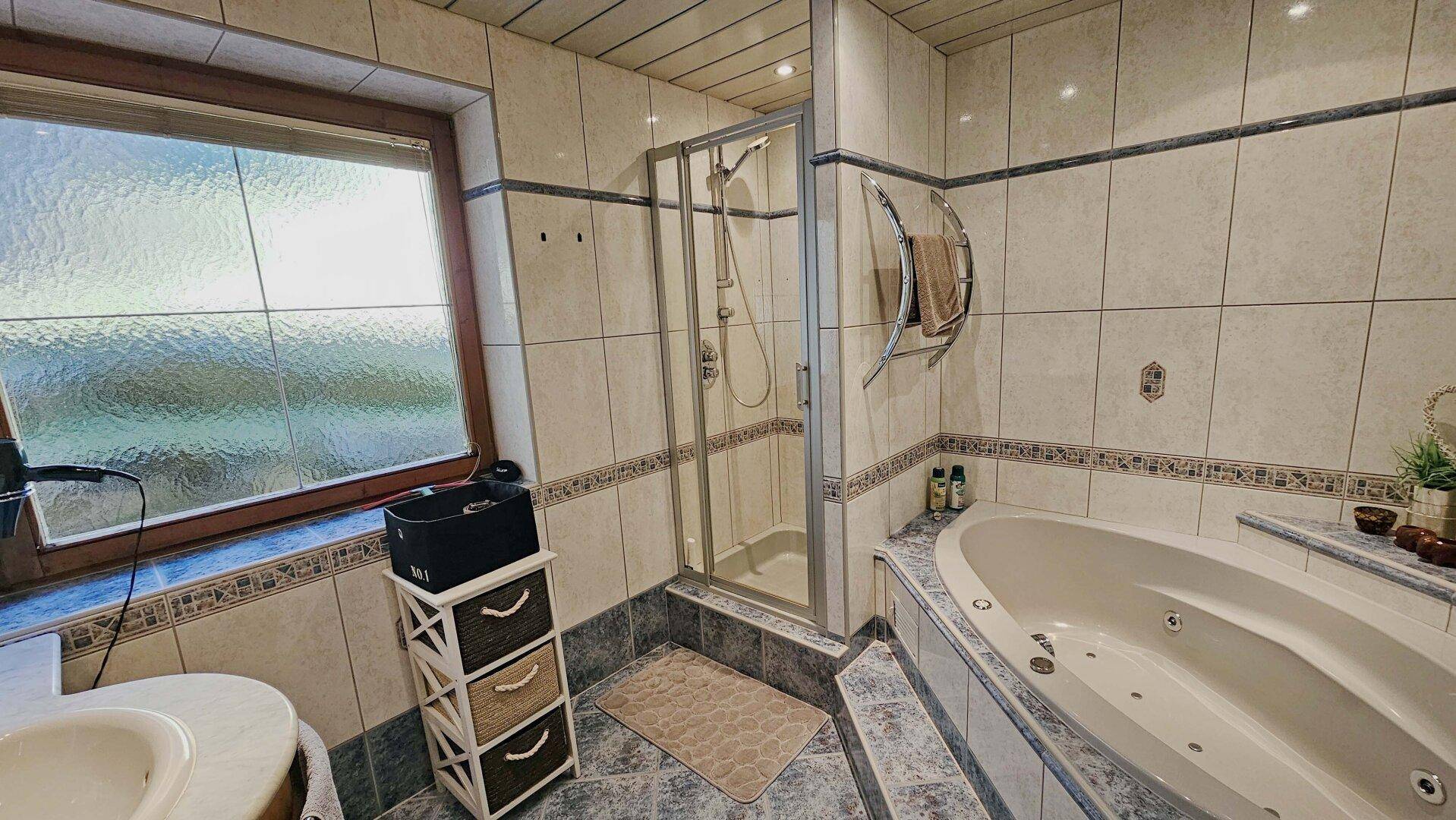 Bad mit Wanne und Dusche EG, Zweifamilienhaus in Hopfgarten
