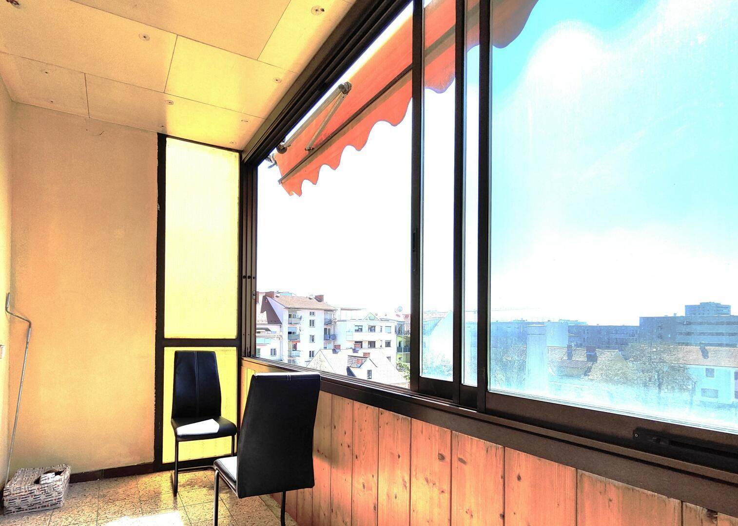 verglaste Loggia mit riesigen Schiebefenstern