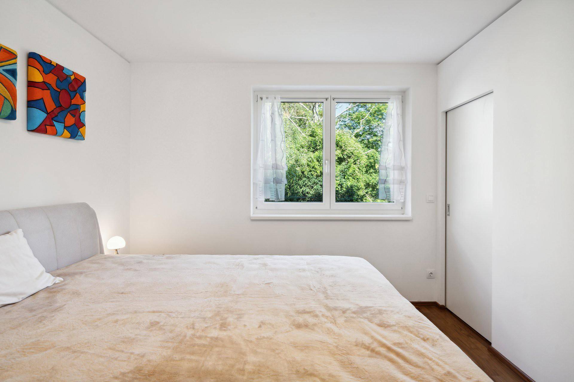 Zimmer mit grünem Ausblick