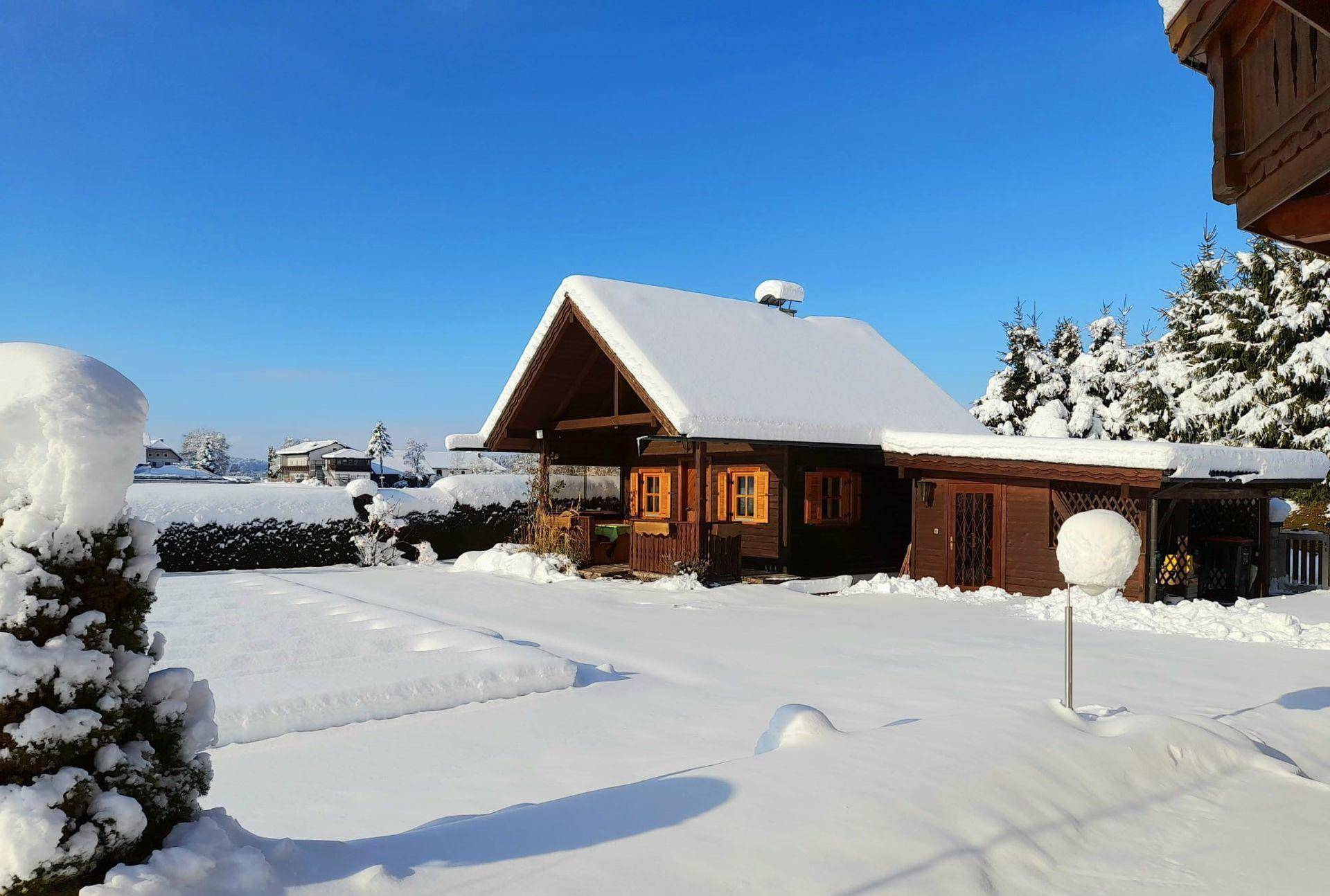 Gartenhaus mit Schnee