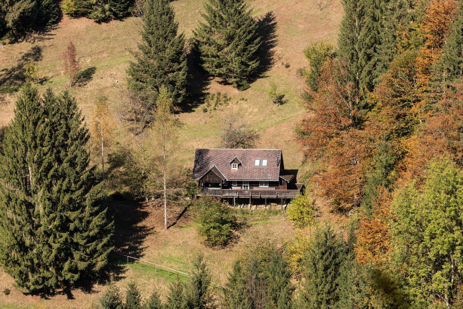 Kleines Holzhaus vom Gegenhang