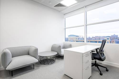 Privater Büroraum für 2 Personen in Regus Office Park Airport