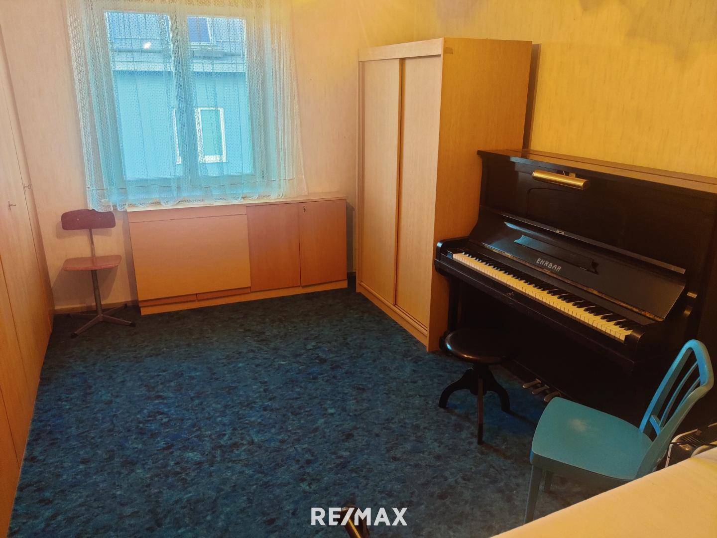 Schlafzimmer mit Klavier