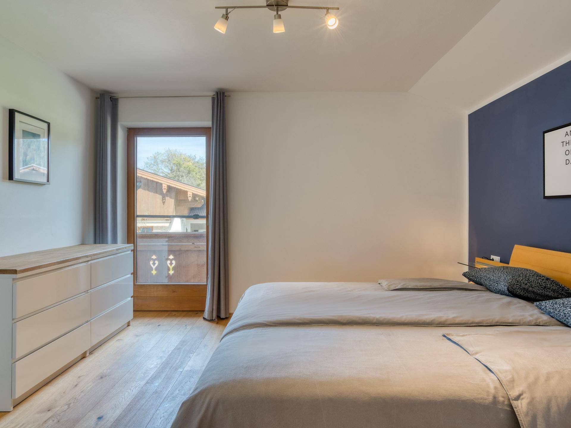 Master bedroom mit angrenzendem Schrank- und Dachbodenraum