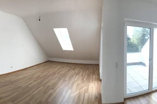 Traumhafte 71m² Dachgeschosswohnung mit kleiner Dachterrasse in Michaelnbach zu vermieten