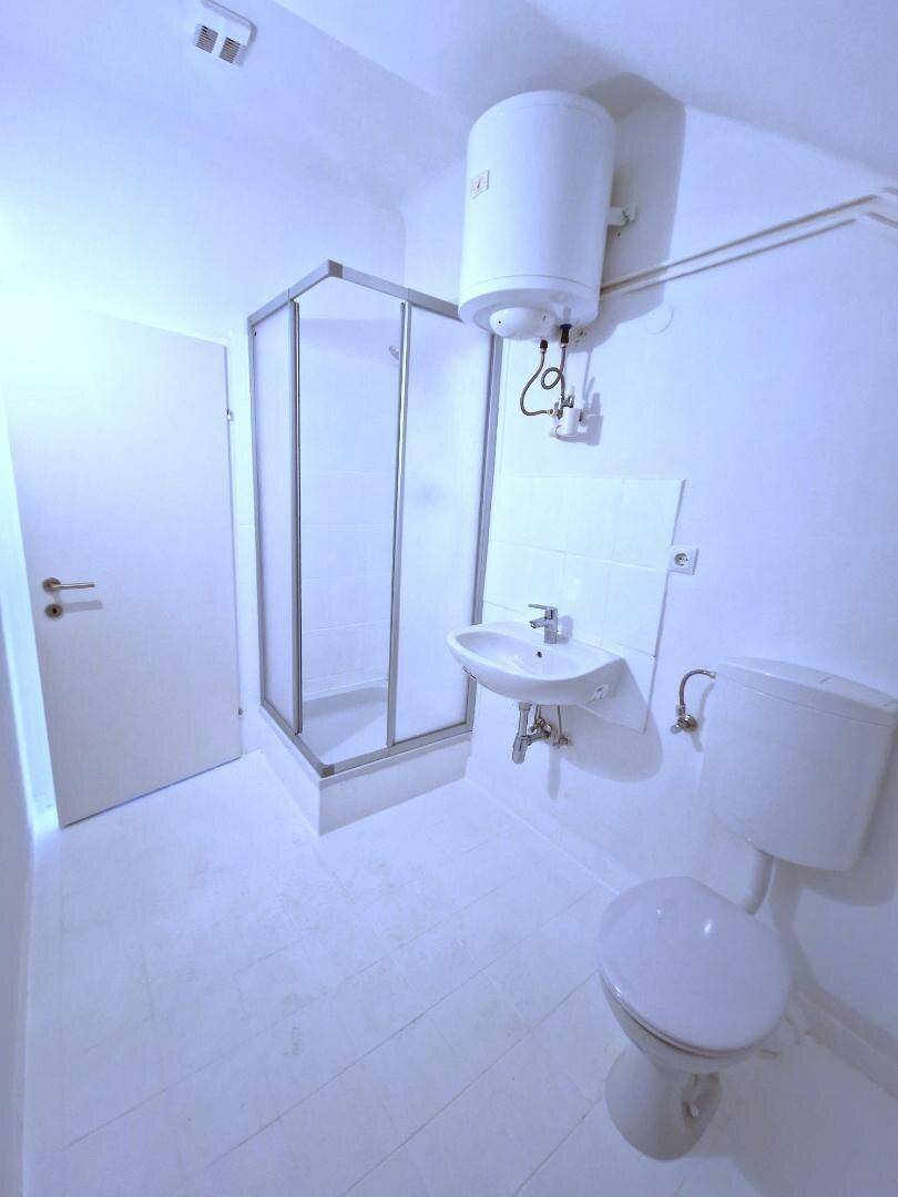 Badezimmer mit WC (ca. 5,4 m²)