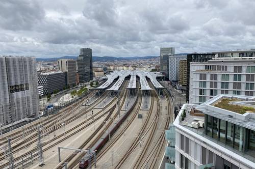Wohnung mit Balkon: Blick über den Hauptbahnhof in den Wienerwald