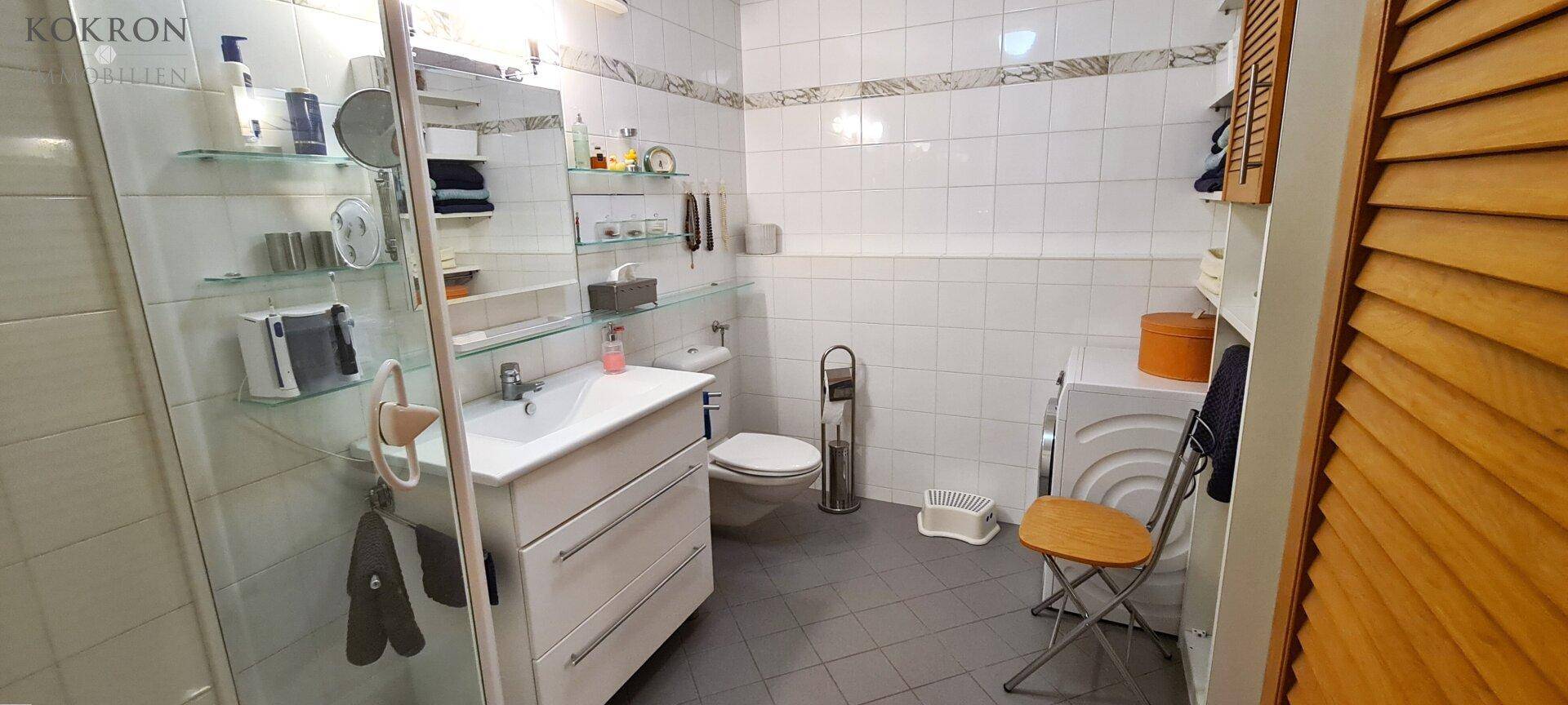 modernes Duschbad mit Waschtisch und WC