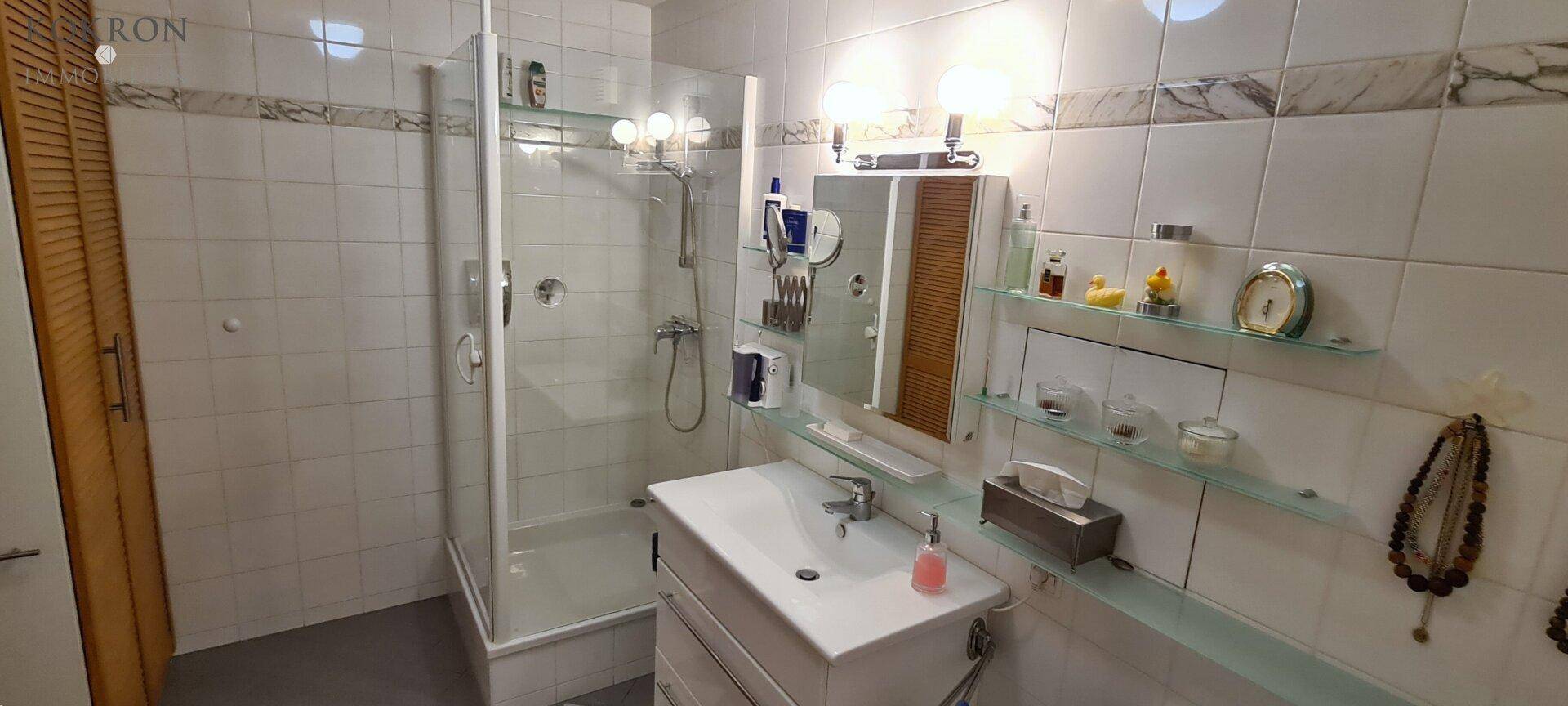 modernes Duschbad mit Waschtisch, WC und Wäscheschrank