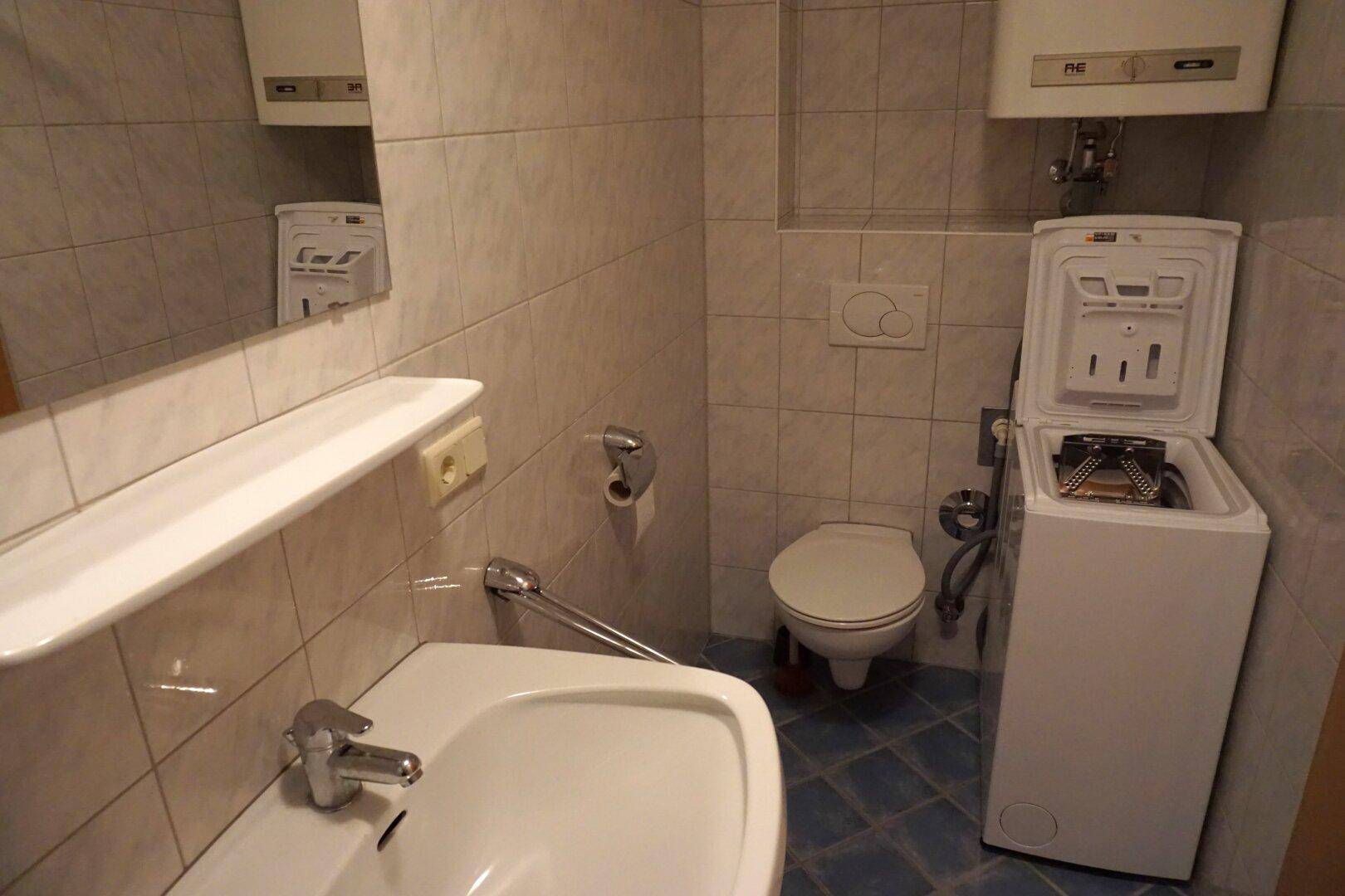 Badezimmer mit Toilette und WM-Anschluss