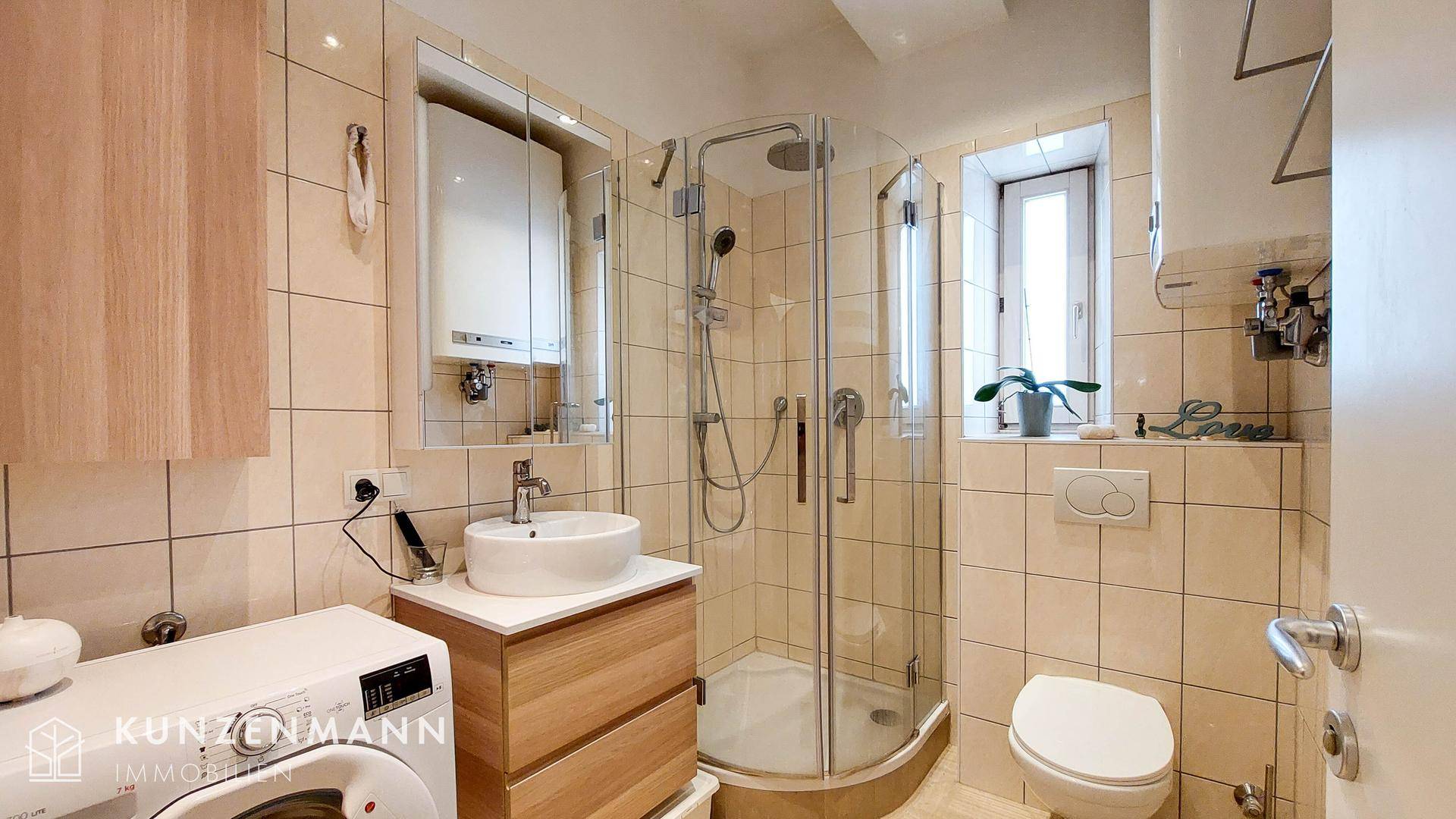 Badezimmer mit Dusche, Waschmaschine und WC