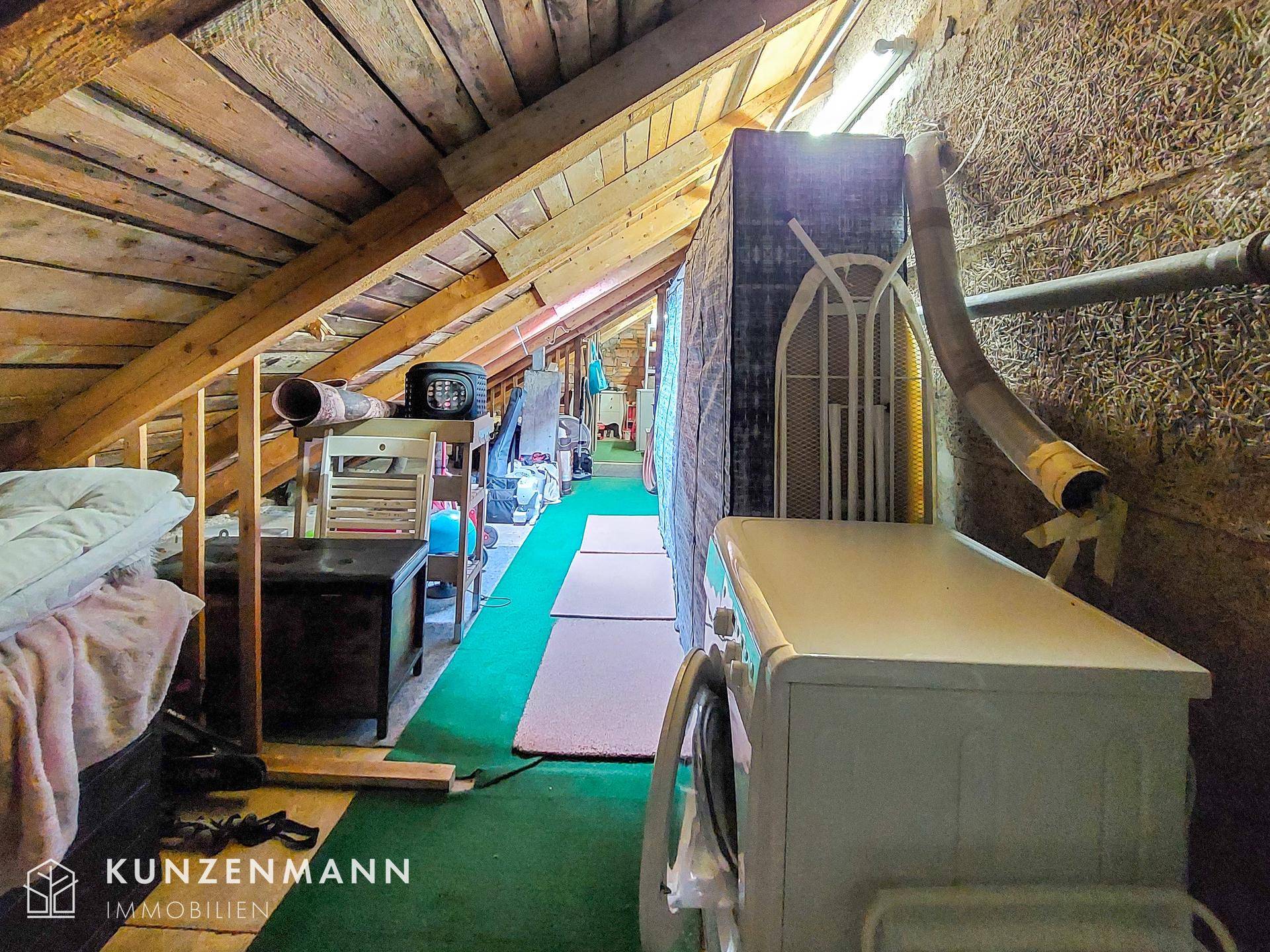 Dachboden mit 42m² Lagerfläche und Waschmaschinenanschluss