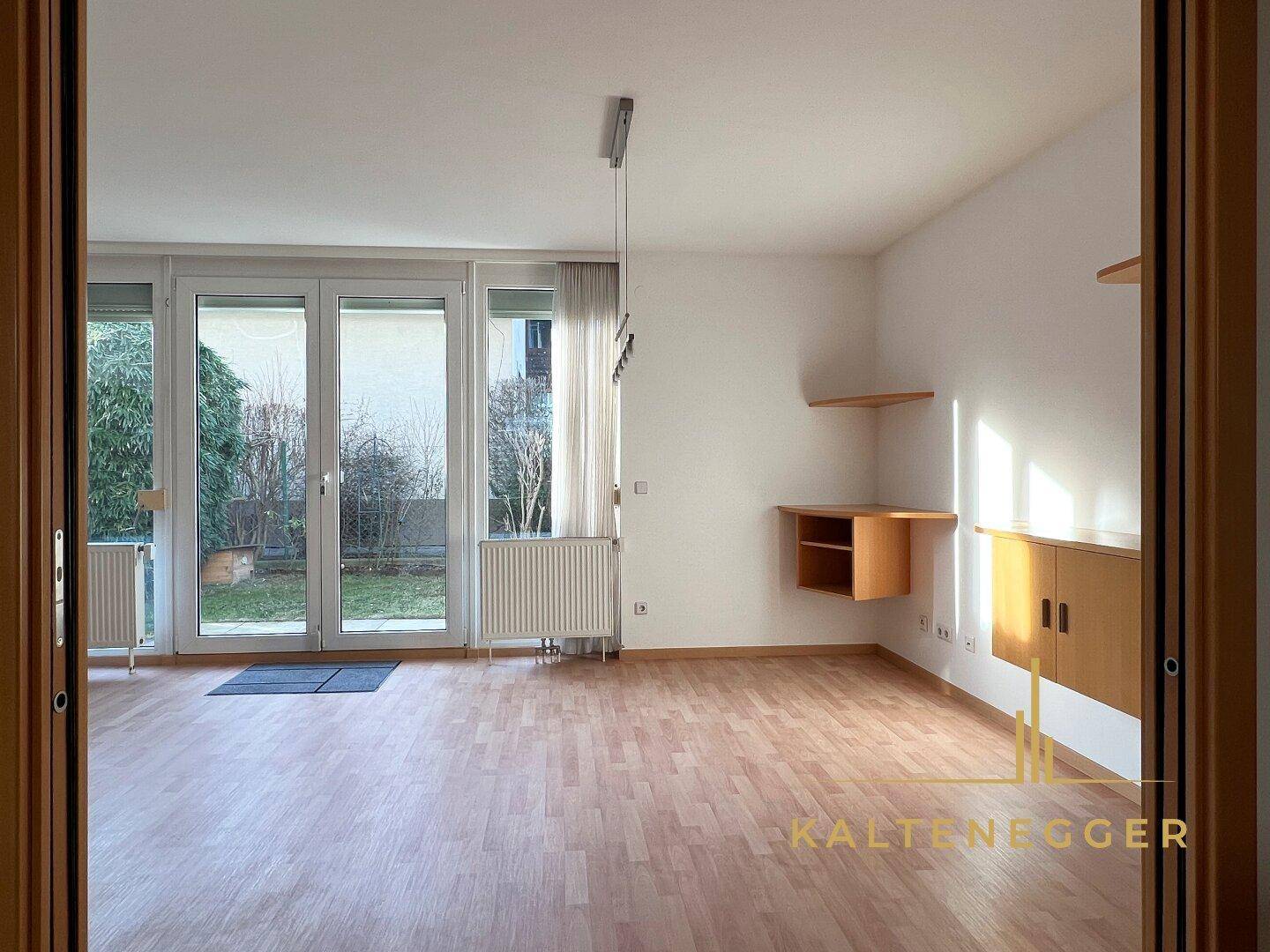 EG: Wohnzimmer 23 m² - Blick von der abtrennbaren Küche
