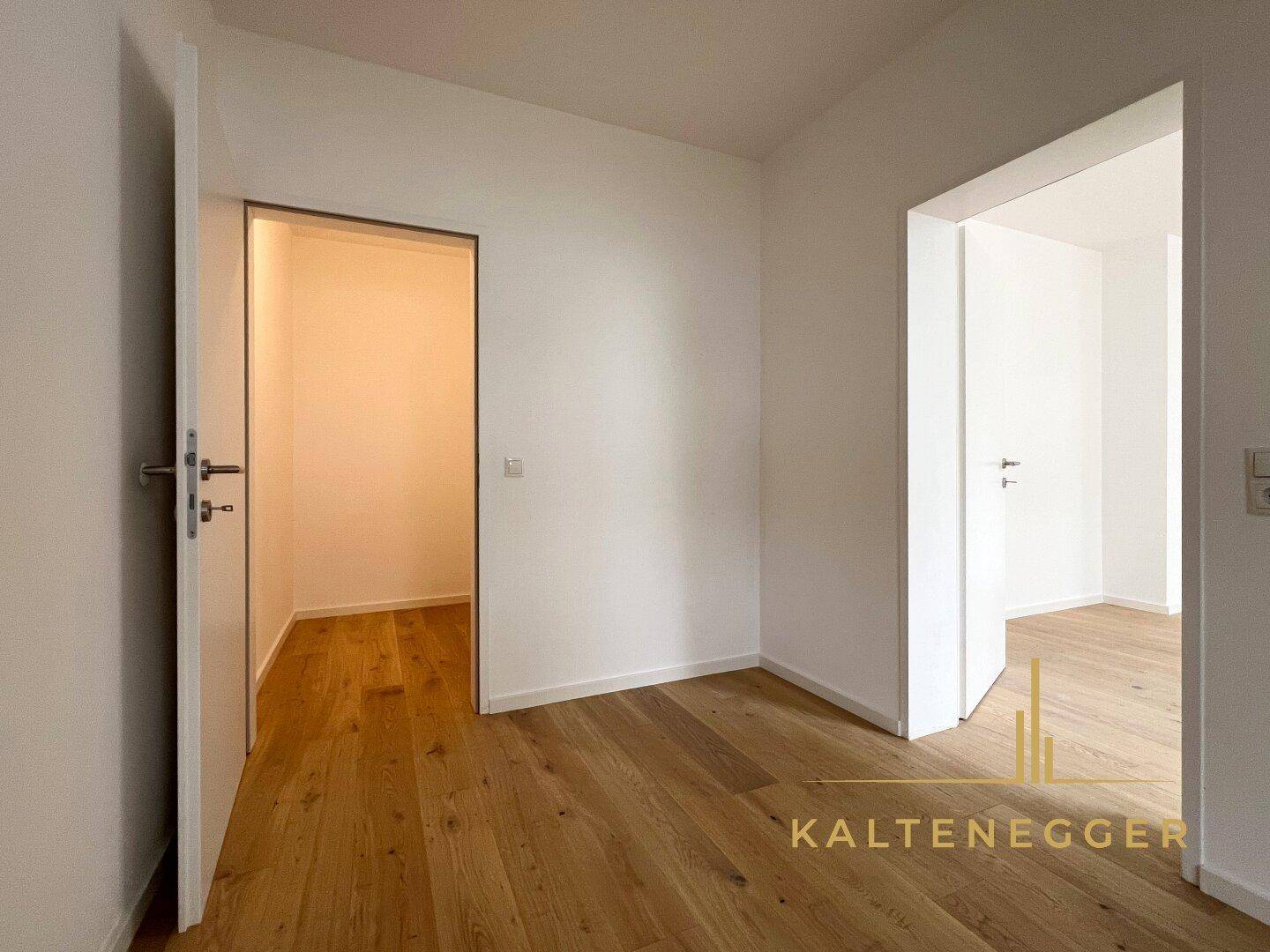 Schlafzimmer mit Blick in Abstellraum/Schrankraum (2,58 m²)