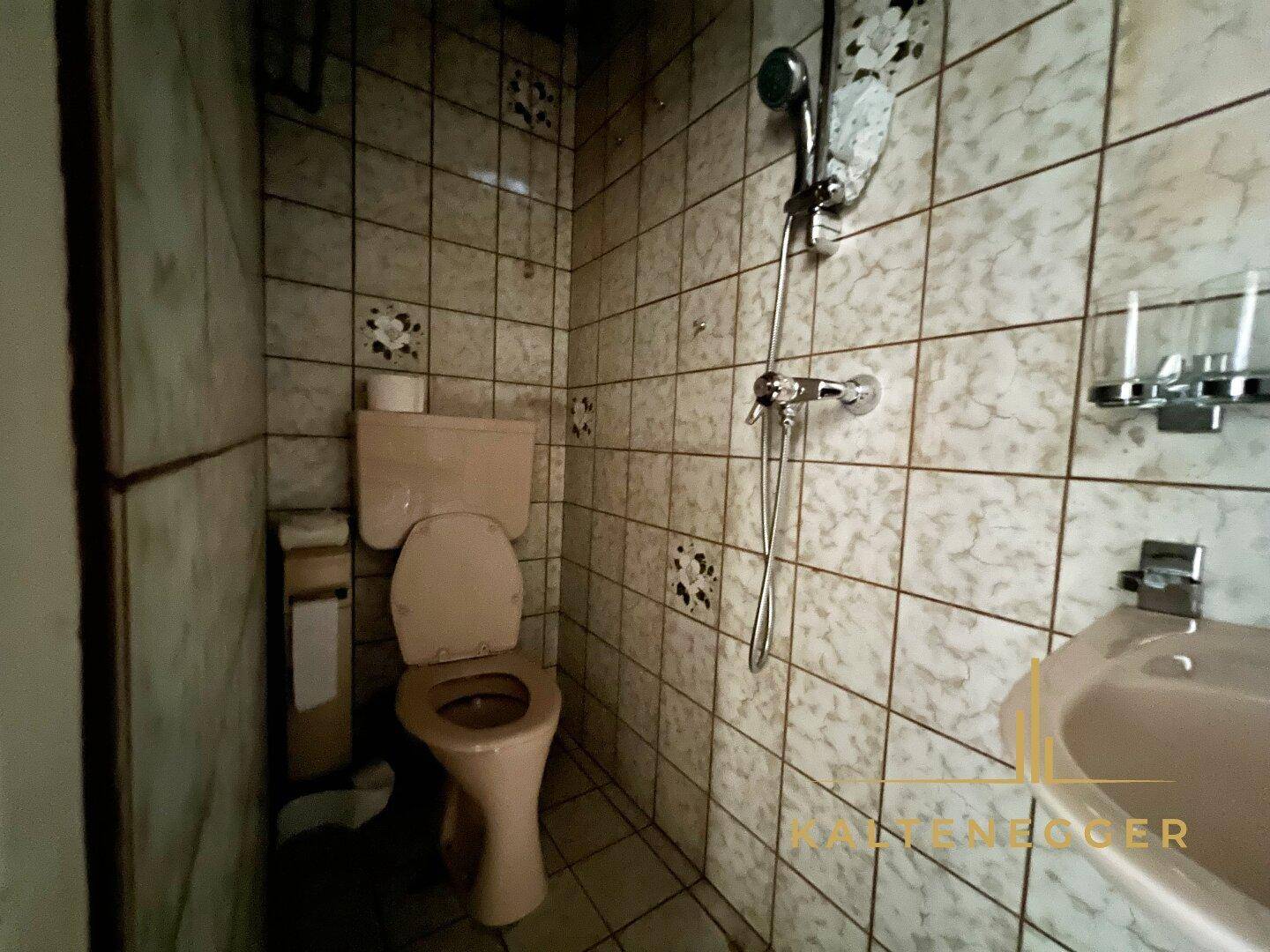 WC mit Dusche und Waschbecken 2,01 m²